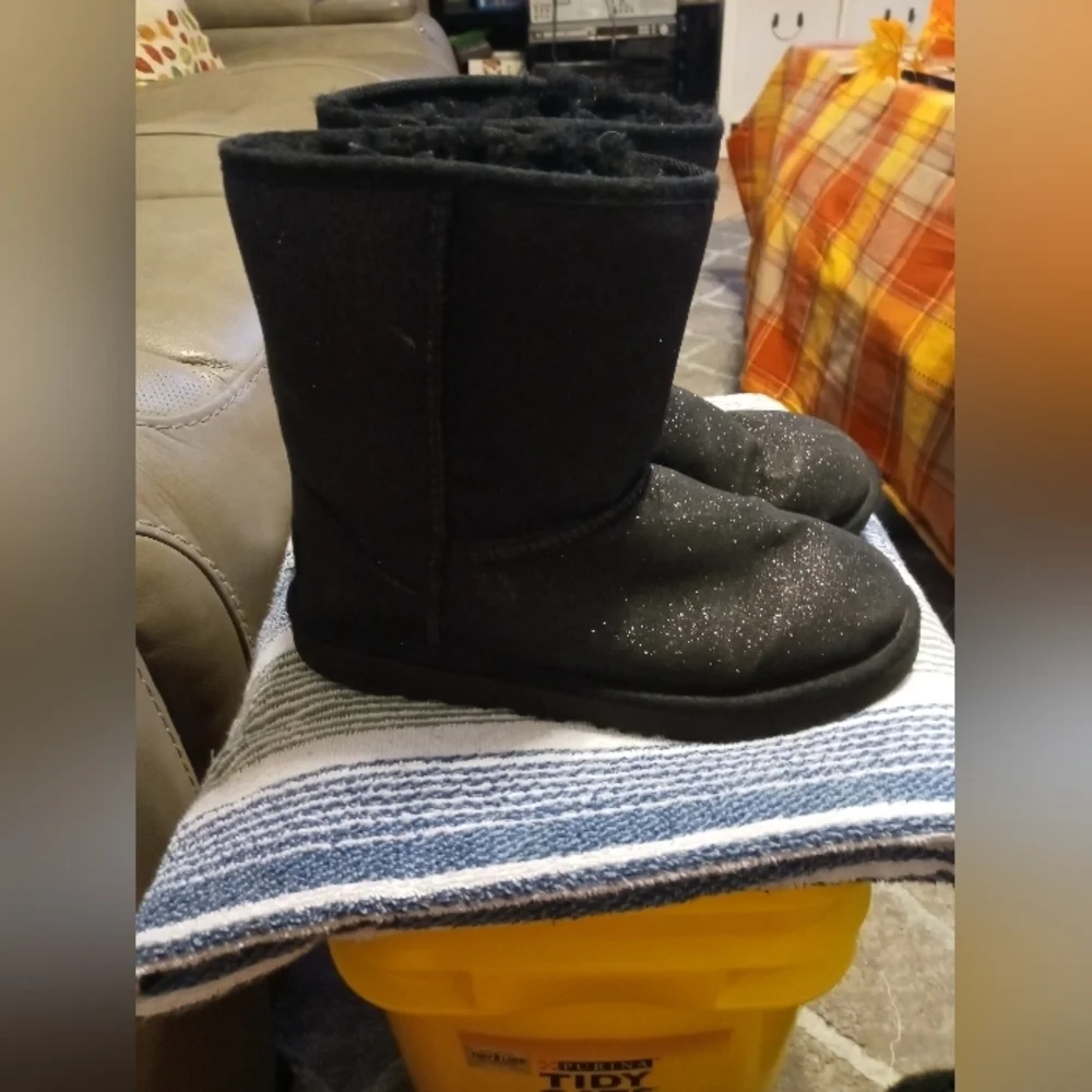 UGG CLASSIC II SHORT BLACK GLITTER GIRLS 4 FAUX FUR LINED PULL ON WINTER BOOTS
